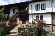 Балканджийска къща до Габрово - барбекю и механа,  със сезонен басейн