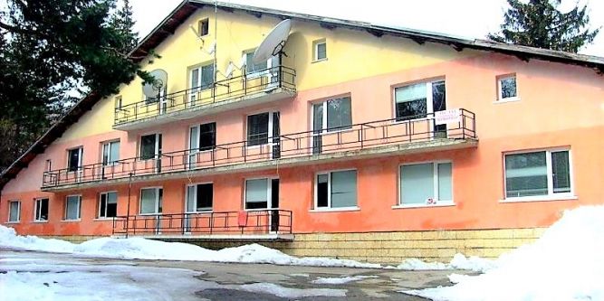 Весел 8-ми декември с празнична вечеря в почивна база на 3 км от Боровец