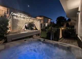 House Nadejda, Velika