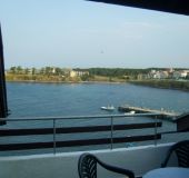 Къща край залива