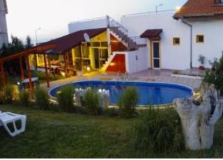 House Evas Paradise, Byala