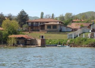 Къщата на езерото