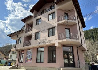 House Advel, Madzhare