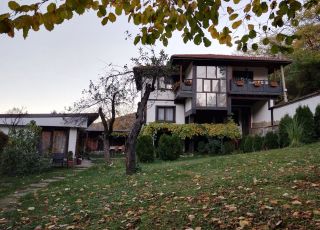 House Zemiata krai rekata, Cherni Osam