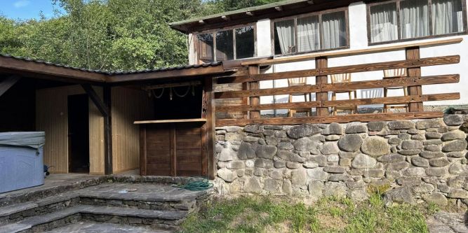 Къща Земята край реката