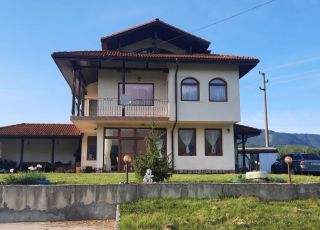 House Mogushta, Apriltsi