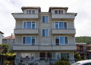 House Guest House Poni, Obzor
