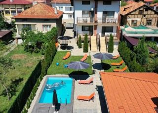 House Kristo, Banya, Razlog