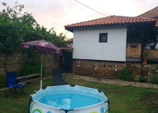 House Sabevata house, Sinio byrdo