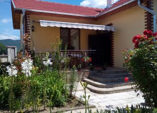 House Captain Villa, Orizare