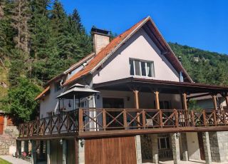 House Villa Gekos, Beli Iskar