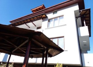 House Albena, Devin