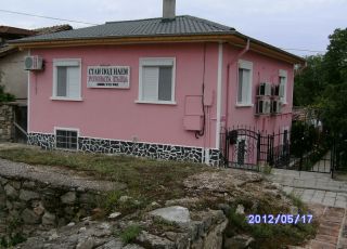 House Pink House, Hissarya