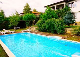 Къща за гости с басейн Афина