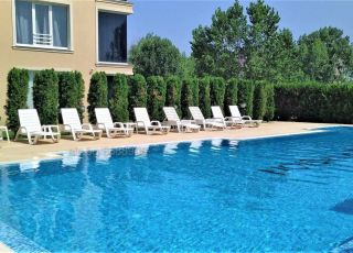 Apartment Studio with a very large yard, Sunny beach