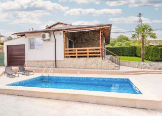 House Villa Golden Shore with Pool, Kranevo