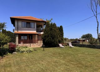 House Villa Sunrise with a sea view, Tyulenovo