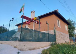 House Doni, Momin prohod