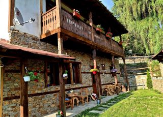 House Kapsyzovata, Leshten