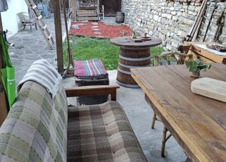 House Galina, Beli Osam