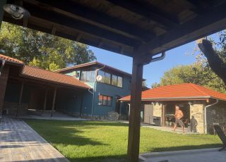 House La Casa Blue, Debnevo
