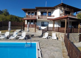 House Guest House Izgled, Apriltsi