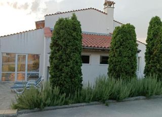 Приятна къща Караколев 1