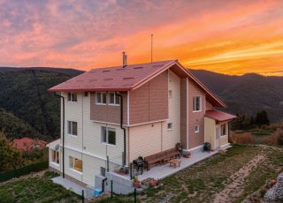 House Starfall, Manastir