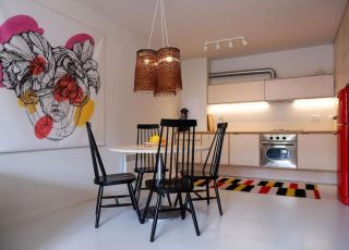 Арт апартамент Host2U с камина и паркинг