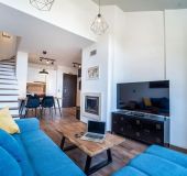 Apartment Host2U 2 BDR with Fireplace