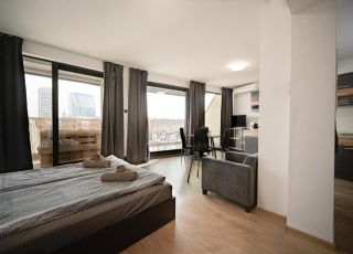 Апартамент с панорамна тераса в центъра