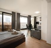 Апартамент с панорамна тераса в центъра