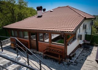 House Nicole, Kashina
