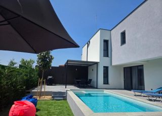 Вила Кадакес със солен басейн