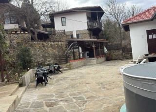 House Zelenata dolina, Dylbok dol