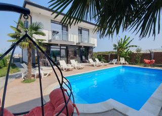 Апартаменти Капитан Нико с басейн на море