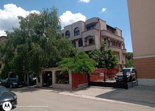 House Dvete brezi, Sarafovo