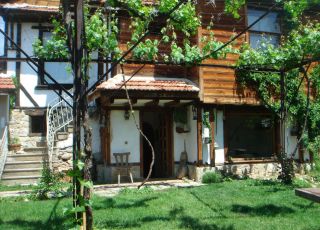 House Mario Guest House, Enina