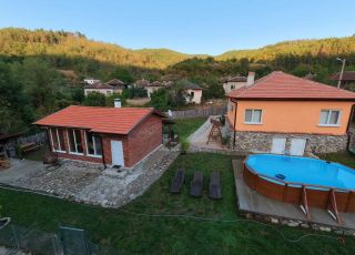 House Balkanis, Stakevci