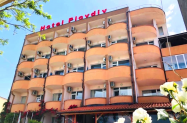 Хотел Пловдив Приморско - басейн с шезлонги на първа линия море