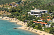 5* Хотел Eagles Palace Халкидики - басейн, чадър и шезлонг на плажа