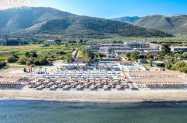 4* Alea Hotel & Suites Тасос - басейни, чадър и шезлонг на плажа