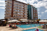 3* Хотел Club Bayar Beach Анталия - басейн, чадър и шезлонг на плажа