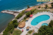 Хотел Кремиковци Китен - басейн с шезлонги на 200 м от морето