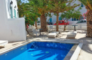 Хотел Kymata Санторини - чадър и шезлонг  на плажа + басейн