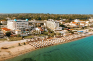 4* Хотел Santa Beach до Солун - басейн, чадър и шезлонг на плажа