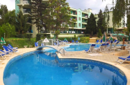 Хотел Силвър Чайка - на 800 м от плаж Кабакум + басейн