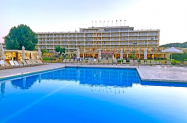 4* Хотел Messonghi Beach Корфу - чадър на плажа,  първа линия море