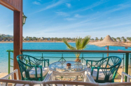 5* Desert Rose Resort Хургада - басейн, чадър и шезлонг на плажа