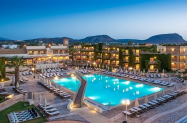 5* Хотел Bella Beach Крит - басейн, чадър и шезлонг на плажа